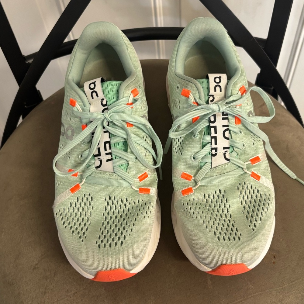 Size 8 On Running Creek-Mint Green Cloudsurfer lace up Round toe Sneakers EUC